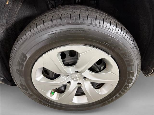 Used 2022 Toyota RAV4 LE FWD image 11