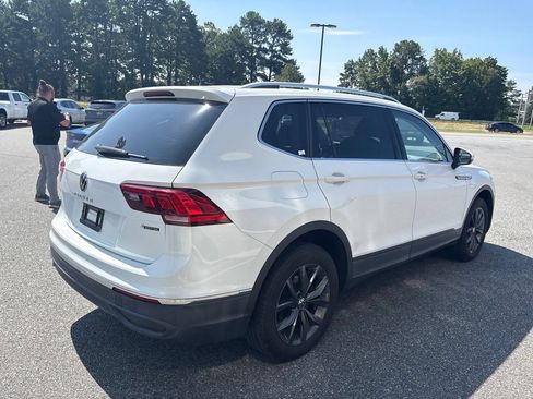Used 2022 Volkswagen Tiguan SE w/ Panoramic Sunroof Package AWD/4WD image 10