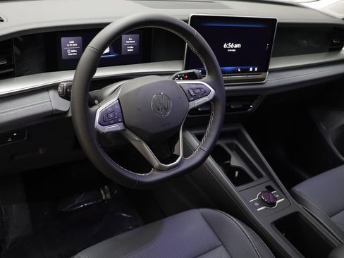 New 2026 Volkswagen Tiguan SE w/ Panoramic Sunroof Package image 7