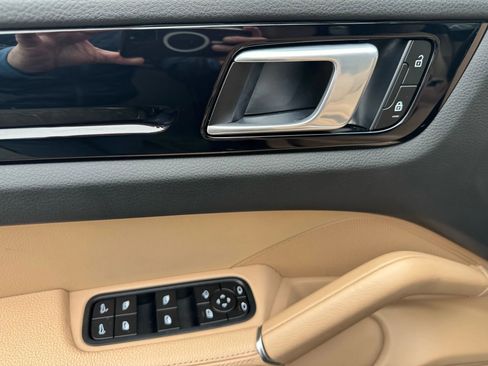 Used 2023 Porsche Cayenne w/ Sport Chrono Package (8LH) image 40