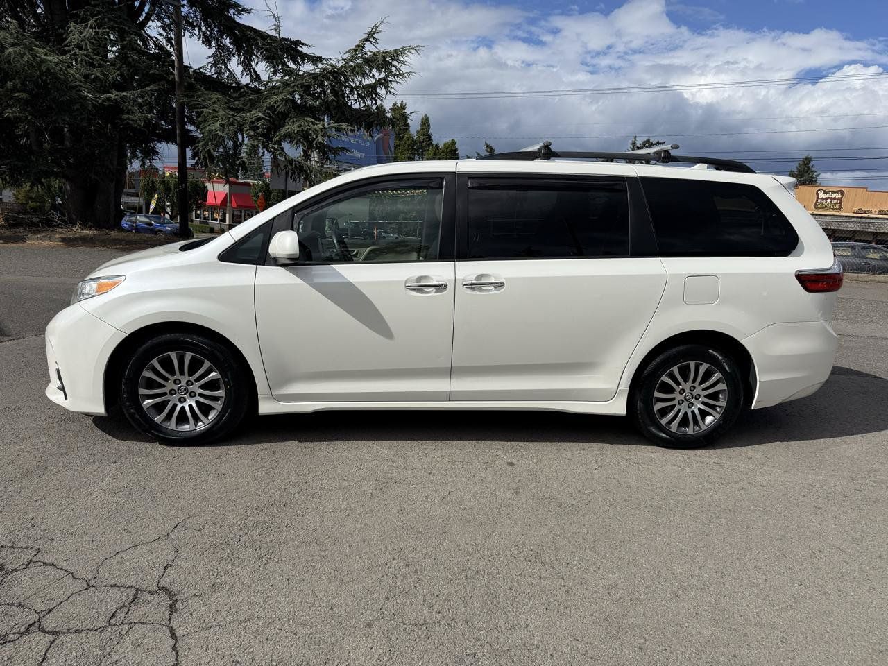 Used 2018 Toyota Sienna XLE w/ XLE Navigation Package FWD image 4