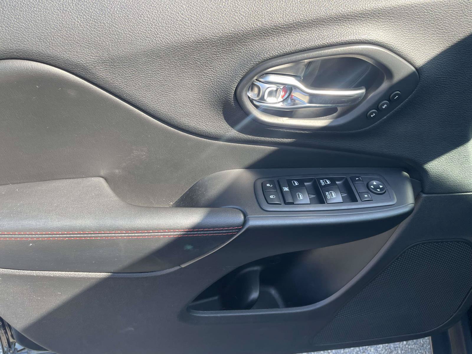 Used 2019 Jeep Cherokee Trailhawk AWD/4WD image 13
