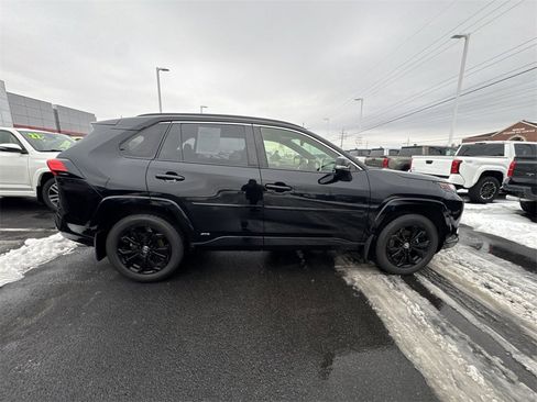 Used 2022 Toyota RAV4 SE image 9