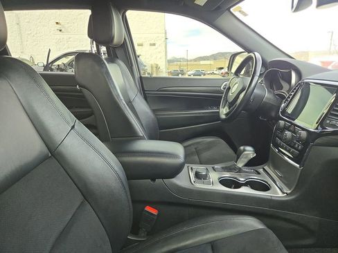 Used 2022 Jeep Grand Cherokee Laredo X image 5