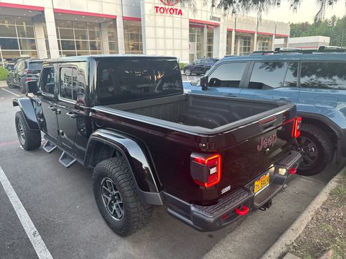 Used 2025 Jeep Gladiator Rubicon AWD/4WD image 5