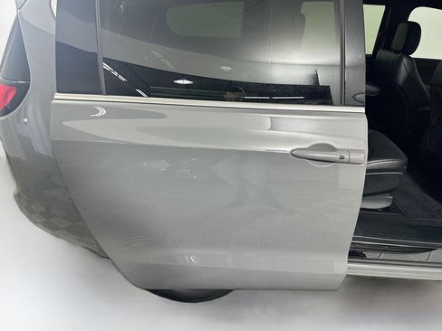 Used 2025 Chrysler Pacifica Select image 31