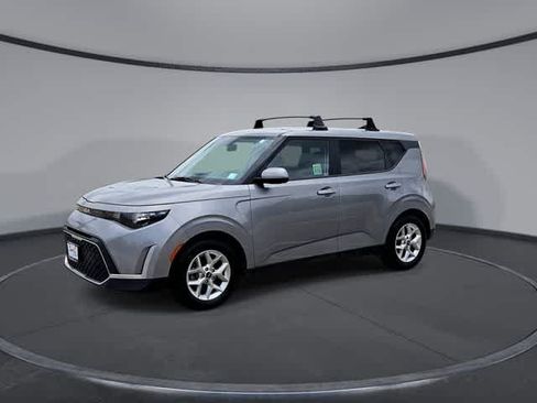 Used 2023 Kia Soul LX w/ Option Group 015 FWD image 4