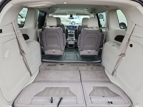 Used 2018 Chrysler Pacifica Touring-L image 31