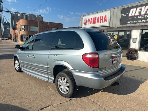 Used 2004 Chrysler Town & Country Touring w/ Leather Interior Group FWD image 8
