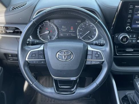 Used 2022 Toyota Highlander XSE FWD image 12