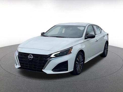 Used 2025 Nissan Altima 2.5 SV FWD image 7