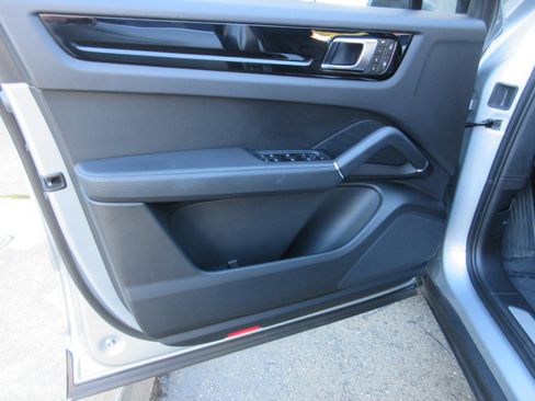 Used 2023 Porsche Cayenne image 5