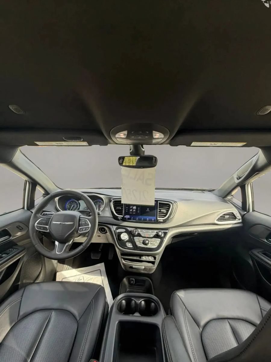 Used 2025 Chrysler Pacifica Select FWD image 12