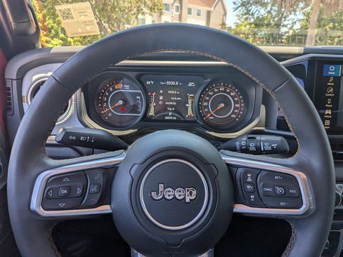 Used 2025 Jeep Wrangler Unlimited Sahara AWD/4WD image 25