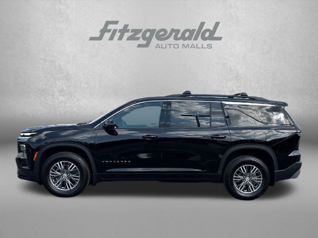 Used 2025 Chevrolet Traverse LT w/ LPO, Floor Liner Package FWD image 5