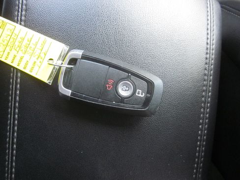 Used 2024 Ford Edge SEL AWD/4WD image 13