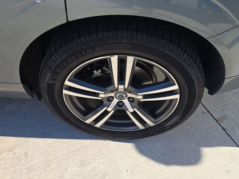 Used 2019 Volvo XC60 T8 Momentum w/ Premium Package image 8