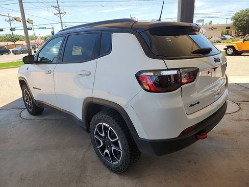 Used 2025 Jeep Compass Trailhawk AWD/4WD image 2