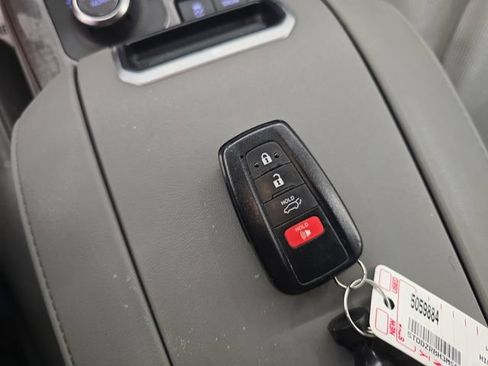 Used 2021 Toyota Highlander Limited AWD/4WD image 28