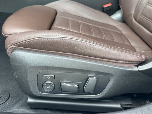 Used 2025 BMW 330i Sedan w/ Premium Package image 14