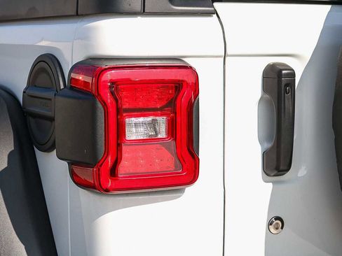 Used 2018 Jeep Wrangler Rubicon image 11