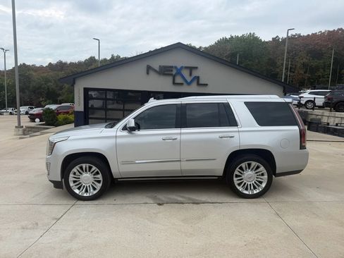 Used 2016 Cadillac Escalade Platinum AWD/4WD image 6