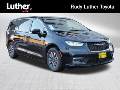 Used 2024 Chrysler Pacifica Select