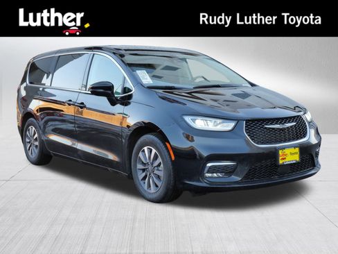 Used 2024 Chrysler Pacifica Select image 1