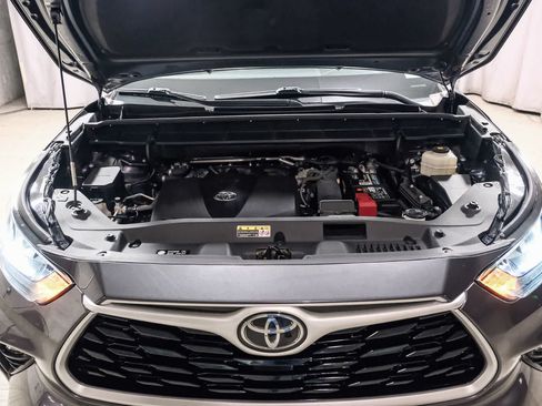 Used 2020 Toyota Highlander XLE AWD/4WD image 30