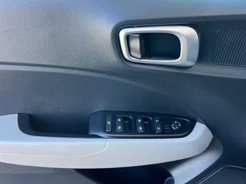 Used 2024 Hyundai Venue SEL FWD image 11
