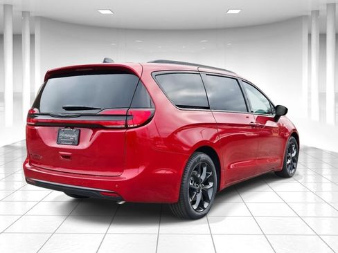 New 2026 Chrysler Pacifica Select w/ S Appearance Package FWD image 3