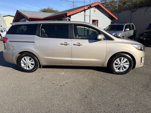 Used 2017 Kia Sedona LX image 2