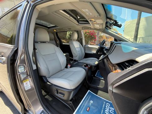 Used 2015 Toyota Sienna Limited FWD image 28