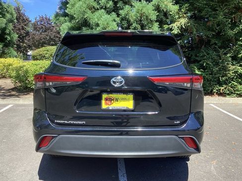 Used 2023 Toyota Highlander LE FWD image 17