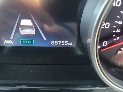 Used 2023 Kia Carnival LX FWD image 24