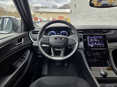 Used 2024 Jeep Grand Cherokee Laredo w/ Luxury Tech Group I AWD/4WD image 33