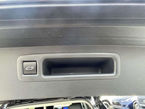 Used 2023 Toyota Highlander XLE image 14