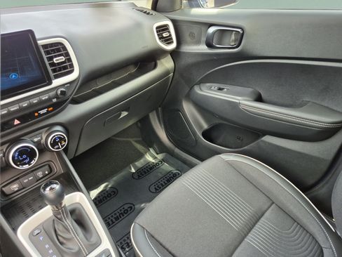 Certified 2025 Hyundai Venue Limited FWD image 13