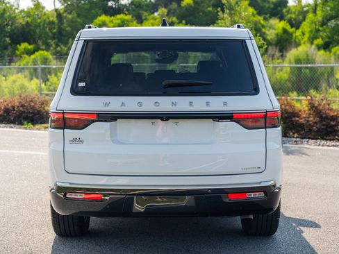 Used 2024 Jeep Wagoneer Series II w/ Flexible Seating Group RWD image 7