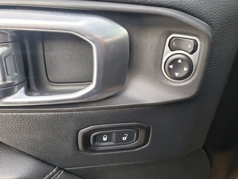 Used 2018 Jeep Wrangler Unlimited Sahara image 31