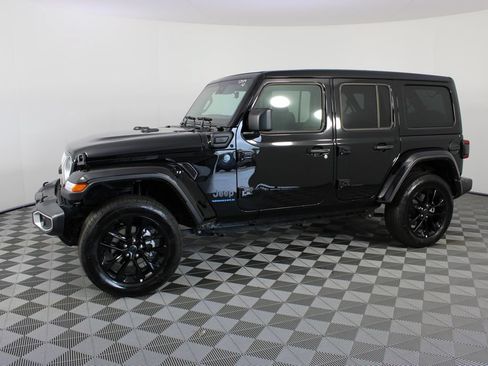 Used 2025 Jeep Wrangler Unlimited Sahara w/ Safety Group AWD/4WD image 2