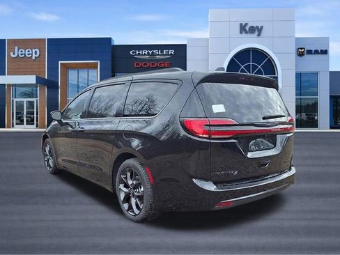 New 2026 Chrysler Pacifica Limited w/ S Appearance Package image 5