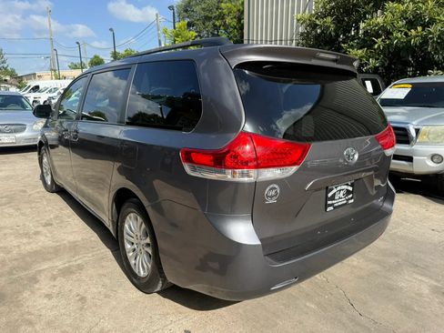 Used 2011 Toyota Sienna XLE w/ Entertainment Pkg FWD image 5
