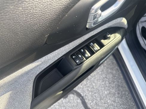 Used 2024 Jeep Compass Latitude image 15