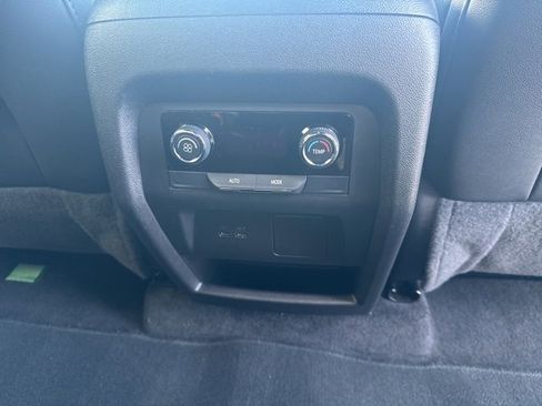 Used 2025 Chevrolet Traverse LT image 14