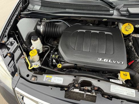 Used 2013 Chrysler Town & Country Touring FWD image 29