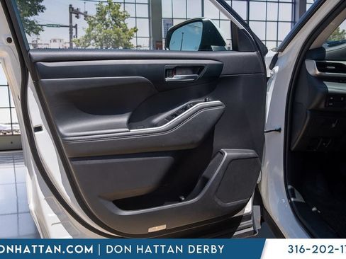 Used 2023 Toyota Highlander XLE FWD image 19