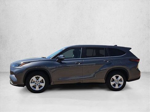 Used 2025 Toyota Highlander LE FWD image 9