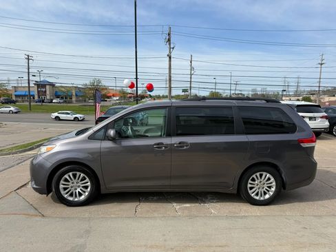 Used 2012 Toyota Sienna XLE image 7