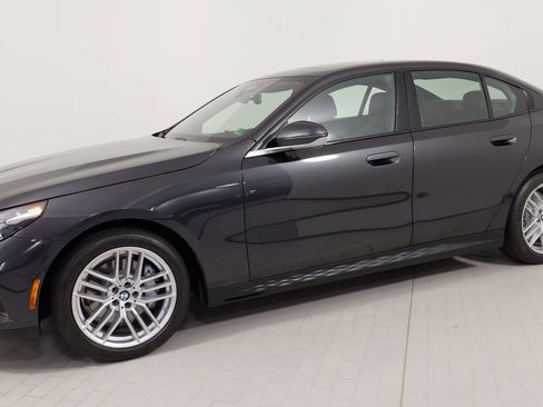 Used 2024 BMW 530i image 1